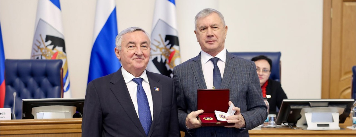 Сергей Яковлев награжден почетным знаком Новгородской области «За заслуги в развитии парламентаризма»